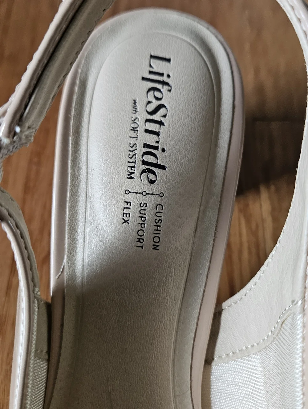 NEW LifeStride Tia Slingback Block Heel Pump in Beige Patent Size 10
